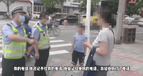 丹东陌头一男童和姥姥走散……民警急脱手~~【开云电竞官网】(图3)
丹东陌头一男童和姥姥走散……民警急脱手~~【开云电竞官网】(图3)